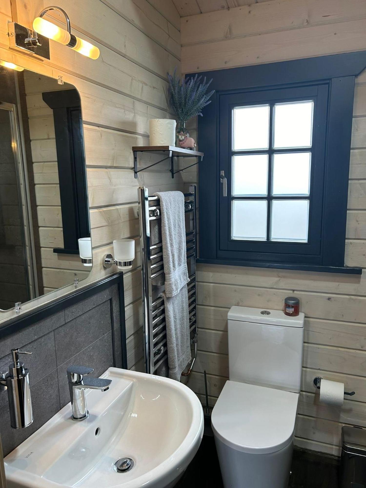 Little Rock Retreat Log Cabin With Hot Tub Castletown Gheoghegan Zewnętrze zdjęcie